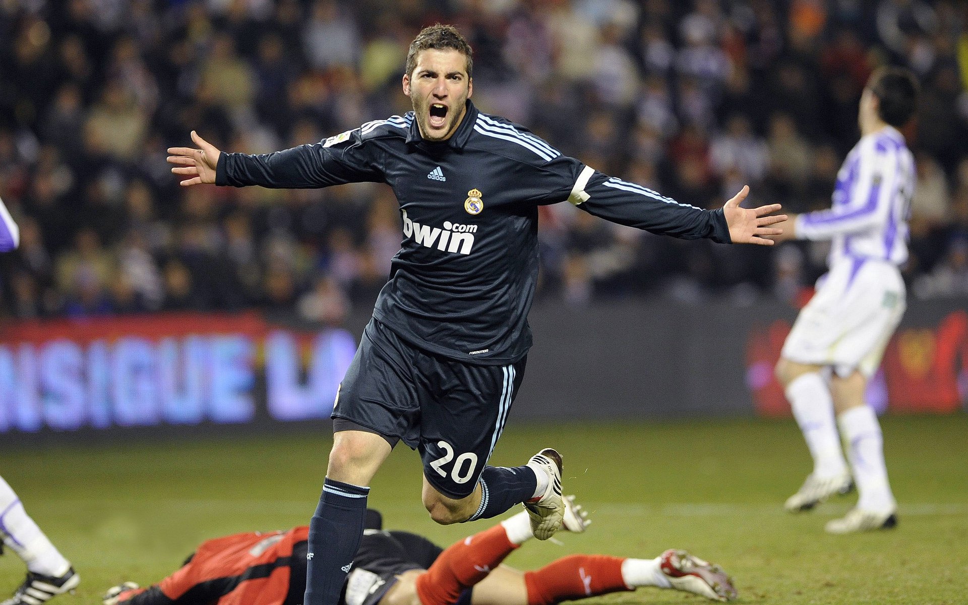 乐鱼体育官网下载-阵容完整性是否影响五大联赛强队心理稳定性，阵容齐全